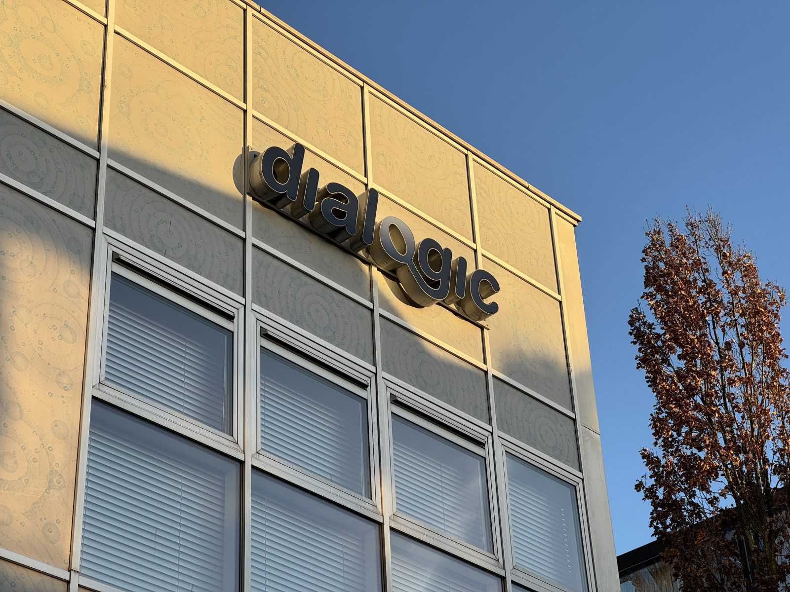 Kantoorgebouw van Dialogic – aanzicht logo