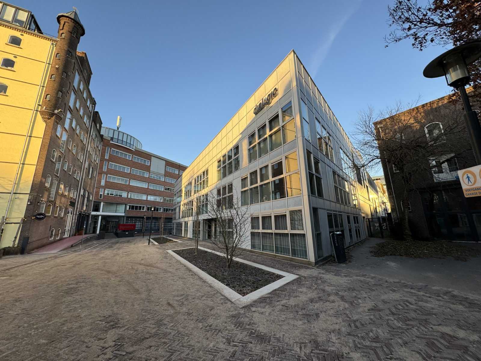 Kantoorgebouw van Dialogic – aanzicht plein groothoek