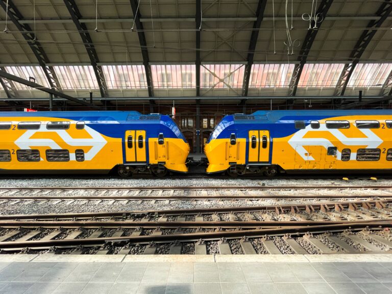 Twee gekoppelde NS-treinen