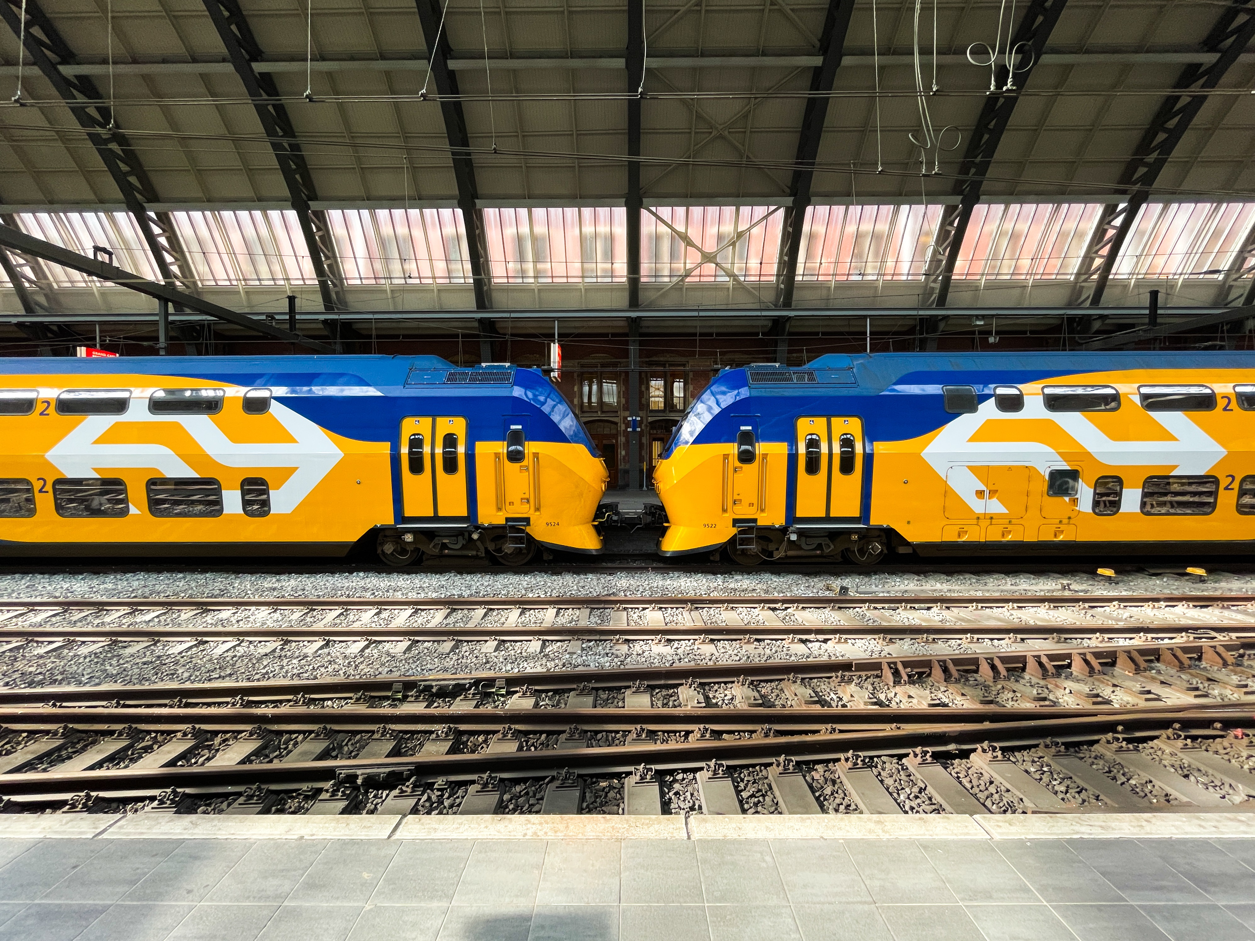 Twee gekoppelde NS-treinen